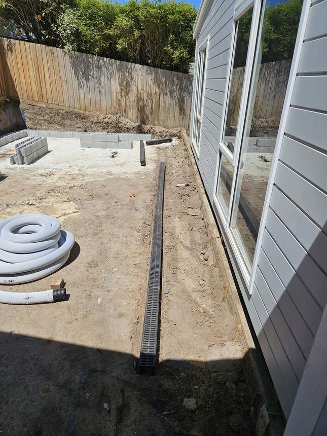 Finished concrete slab with integrated linear drainage channel