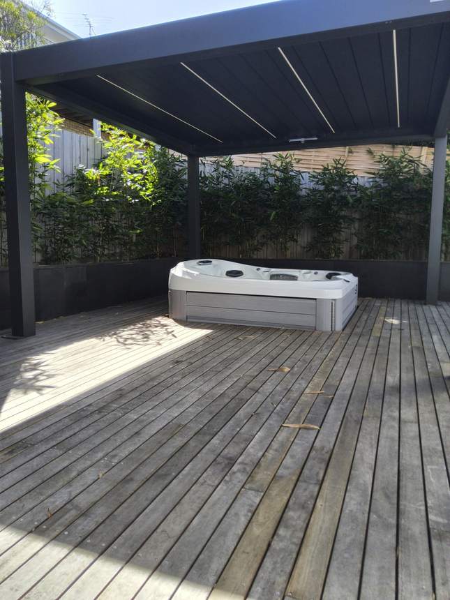 Glass balustrade perimeter on the Merbau hardwood deck